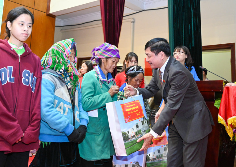 Tổng Thư ký, Chủ nhiệm Văn phòng Quốc hội Bùi Văn Cường trao tặng quà Tết cho gia đình chính sách, hộ nghèo tại huyện Bát Xát. (Ảnh: Duy Linh) Tổng Thư ký, Chủ nhiệm Văn phòng Quốc hội Bùi Văn Cường trao tặng quà Tết cho gia đình chính sách, hộ nghèo tại huyện Bát Xát. (Ảnh: Duy Linh)