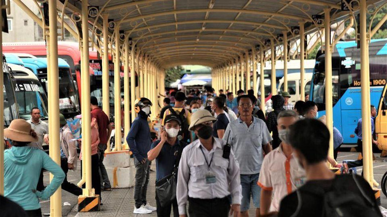 Hàng nghìn người “đổ” đến các bến xe ngay từ đầu giờ chiều.