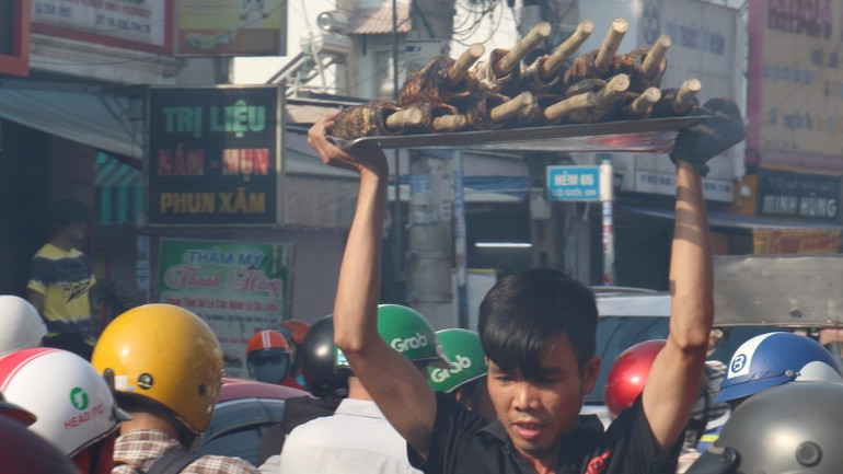 Từ sáng sớm, trên đường Tân kỳ-Tân Quý (quận Tân Bình) đã có khá đông người dân đến đây mua cá lóc nướng về cúng nhân ngày vía Thần Tài.