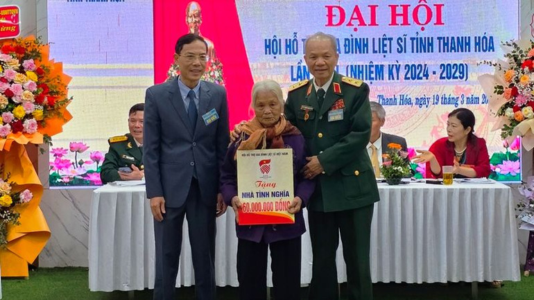 Hội hỗ trợ gia đình liệt sĩ trao tặng nhà tình nghĩa cho gia đình liệt sĩ.