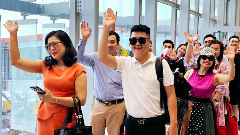 Những vị khách đầu tiên của Cần Thơ vui mừng được đến Quảng Ninh. Những vị khách đầu tiên của Cần Thơ vui mừng được đến Quảng Ninh.