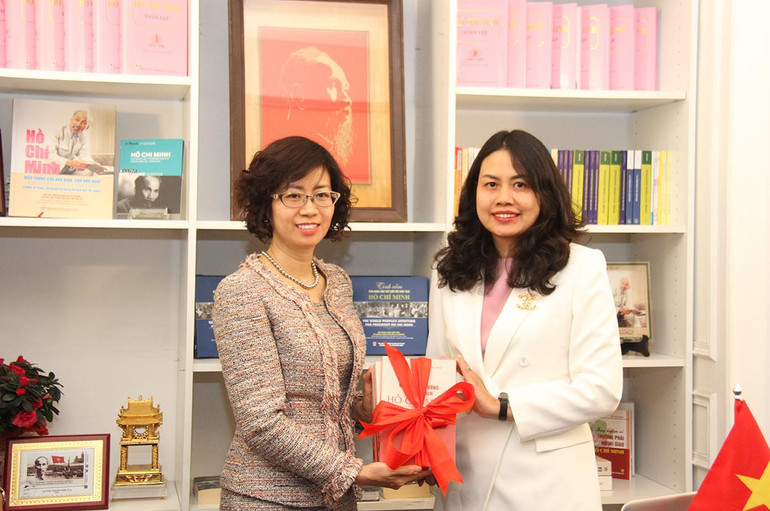 Đại sứ, Trưởng Phái đoàn thường trực Việt Nam bên cạnh UNESCO Lê Thị Hồng Vân tiếp nhận sách của Nhà xuất bản Chính trị Quốc gia Sự thật và Vụ Ngoại giao Văn hóa và UNESCO (Bộ Ngoại giao).