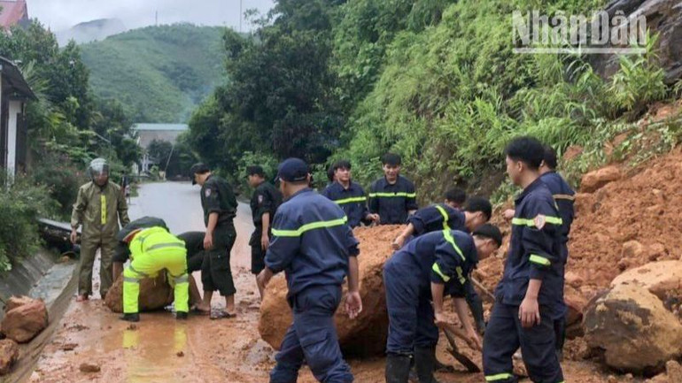 Công an huyện Mường La huy động lực lượng tham gia thông đường sau sạt lở tại những tuyến đường lên các xã.