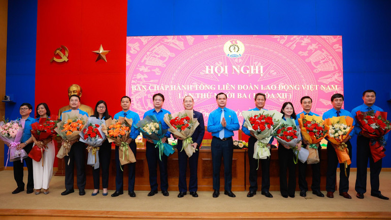 Chủ tịch Tổng Liên đoàn Lao động Việt Nam Nguyễn Đình Khang chúc mừng các đồng chí được bầu vào Ban Chấp hành, Đoàn Chủ tịch, Phó Chủ tịch Tổng Liên đoàn Lao động Việt Nam khóa XII.