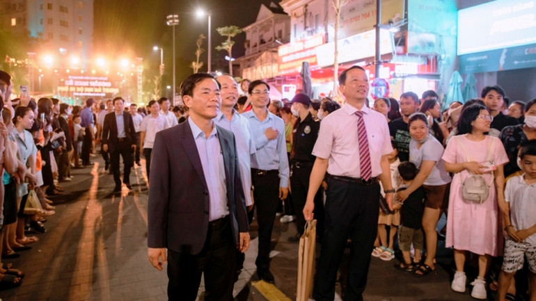Sau lễ khai trương, lãnh đạo tỉnh và thành phố Huế đã đi bộ trên phố Hai Bà Trưng hòa vào không khí sôi động của lễ hội đường phố.
