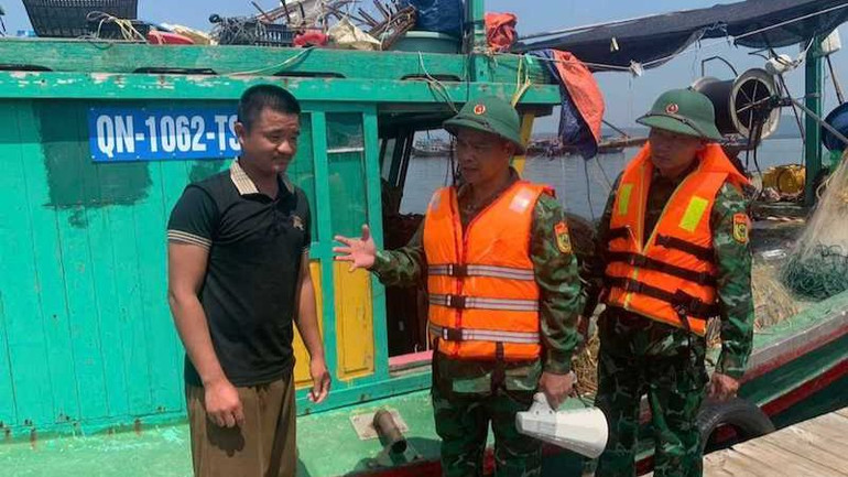 Bộ đội Biên phòng Cô Tô hướng dẫn người dân đưa phương tiện vào bờ tránh trú bão số 3.