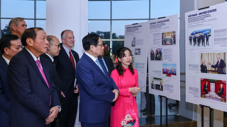 Thủ tướng Phạm Minh Chính tham quan triển lãm ảnh về quan hệ Việt Nam-Hoa Kỳ và đất nước, con người Việt Nam tại buổi lễ.