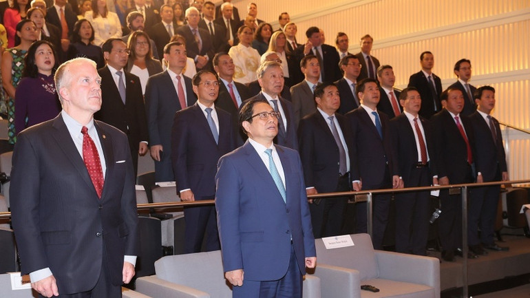 Thủ tướng Phạm Minh Chính và các đại biểu thực hiện nghi thức chào cờ hai nước tại buổi lễ.