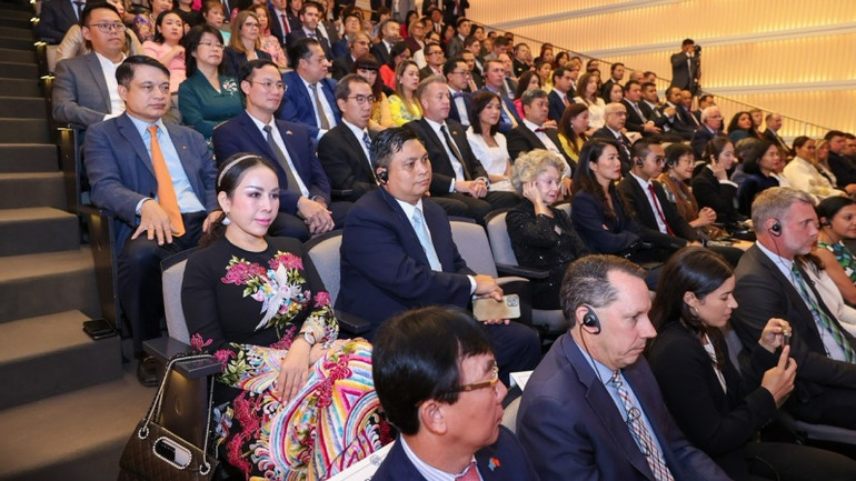 Các đại biểu, khách mời tham dự buổi lễ.