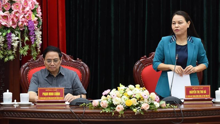 Bí thư Tỉnh ủy Ninh Bình Nguyễn Thị Thu Hà báo cáo tình hình kinh tế-xã hội của địa phương. (Ảnh: Trần Hải)