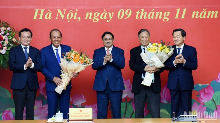 Thủ tướng Phạm Minh Chính và các đồng chí Phó Thủ tướng chúc mừng đồng chí Trương Hòa Bình và đồng chí Phạm Gia Khiêm. Thủ tướng Phạm Minh Chính và các đồng chí Phó Thủ tướng chúc mừng đồng chí Trương Hòa Bình và đồng chí Phạm Gia Khiêm.