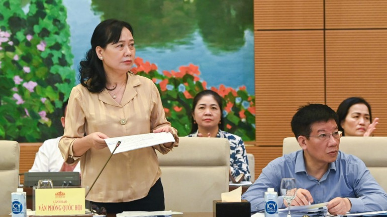 Phó Tổng Thư ký, Phó Chủ nhiệm Văn phòng Quốc hội Nguyễn Thị Thúy Ngần trình bày báo cáo tóm tắt. (Ảnh Duy Linh) Phó Tổng Thư ký, Phó Chủ nhiệm Văn phòng Quốc hội Nguyễn Thị Thúy Ngần trình bày báo cáo tóm tắt. (Ảnh Duy Linh)