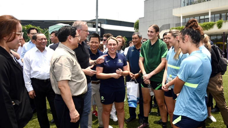Thủ tướng Phạm Minh Chính và Thủ tướng Australia Anthony Albanese đến thăm, giao lưu với ban huấn luyện và các cầu thủ đội bóng đá nữ Australia.