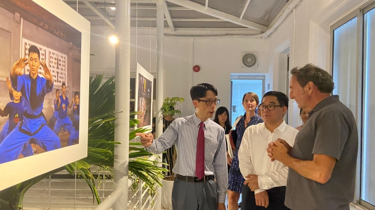 Tác giả Philippe Marinig (ngoài cùng bên phải) chia sẻ về ý tưởng và thông điệp truyền tải qua mỗi bức hình. Tác giả Philippe Marinig (ngoài cùng bên phải) chia sẻ về ý tưởng và thông điệp truyền tải qua mỗi bức hình.