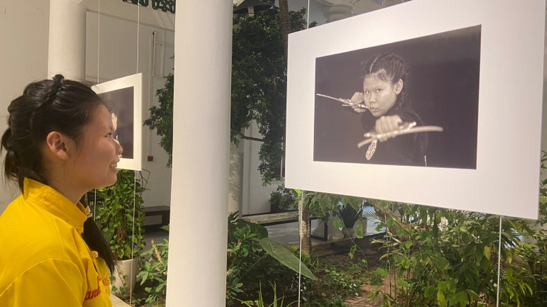 Võ sĩ Dương Thanh Bình ngắm nhìn tác phẩm chụp lại khoảnh khắc luyện tập của chính mình. Võ sĩ Dương Thanh Bình ngắm nhìn tác phẩm chụp lại khoảnh khắc luyện tập của chính mình.