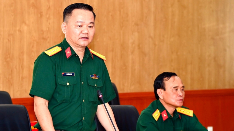 Đại tá Bùi Đăng Ninh phát biểu tại hội nghị bàn giao chức vụ Chính ủy Bộ Chỉ huy Quân sự tỉnh Đồng Nai.