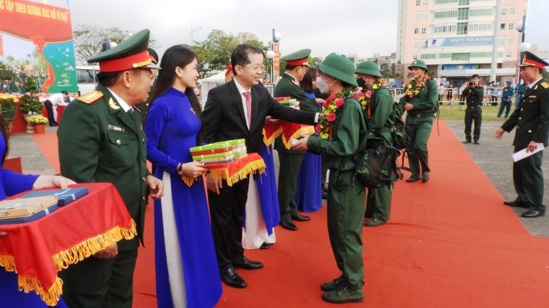 Bí thư Thành ủy Đà Nẵng Nguyễn Văn Quảng tặng quà, động viên thanh niên lên đường nhập ngũ.