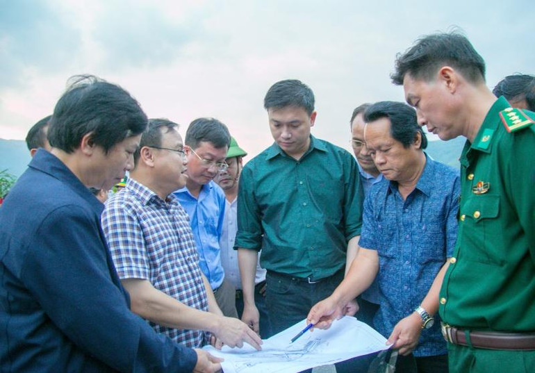 Phó Chủ tịch Ủy ban nhân dân tỉnh Quảng Trị Lê Đức Tiến, lãnh đạo Cục Đường bộ Việt Nam và Sở Giao thông vận tải tỉnh Quảng Trị kiểm tra, thống nhất phương án khắc phục, bảo đảm an toàn giao thông trên Quốc lộ 15D. Phó Chủ tịch Ủy ban nhân dân tỉnh Quảng Trị Lê Đức Tiến, lãnh đạo Cục Đường bộ Việt Nam và Sở Giao thông vận tải tỉnh Quảng Trị kiểm tra, thống nhất phương án khắc phục, bảo đảm an toàn giao thông trên Quốc lộ 15D.