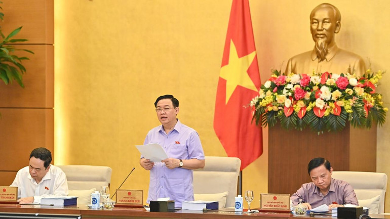 Chủ tịch Quốc hội Vương Đình Huệ phát biểu khai mạc phiên họp.