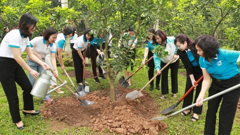 Các đại biểu tham gia trồng cây tại Khu di tích Phủ Chủ tịch.