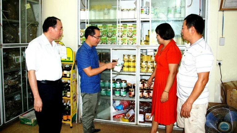 Đồng chí Phạm Văn Tùng, Bí thư Đảng ủy xã Gia Phú (người mặc áo màu xanh) kiểm tra sản phẩm tinh bột nghệ đạt tiêu chuẩn OCOP 3 sao cấp tỉnh ở Hợp tác xã nông sản, dược liệu Mạnh Hương. Đồng chí Phạm Văn Tùng, Bí thư Đảng ủy xã Gia Phú (người mặc áo màu xanh) kiểm tra sản phẩm tinh bột nghệ đạt tiêu chuẩn OCOP 3 sao cấp tỉnh ở Hợp tác xã nông sản, dược liệu Mạnh Hương.