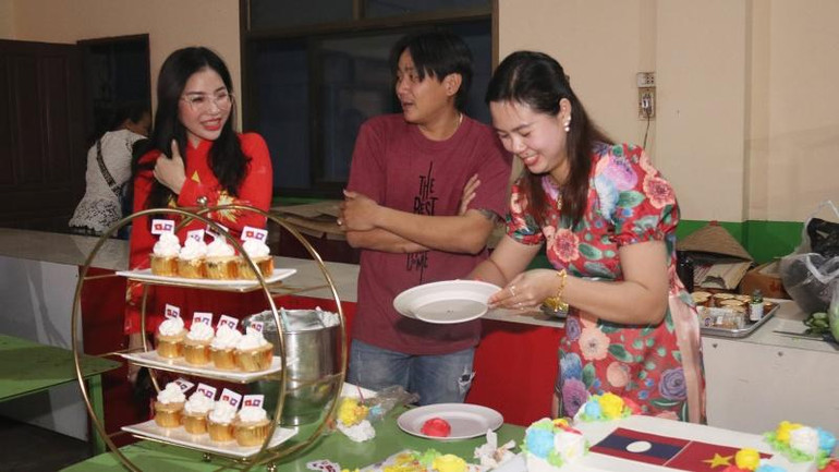 Những chiếc bánh kem với lá cờ 2 nước Việt Nam-Lào. (Ảnh: Hải Tiến)