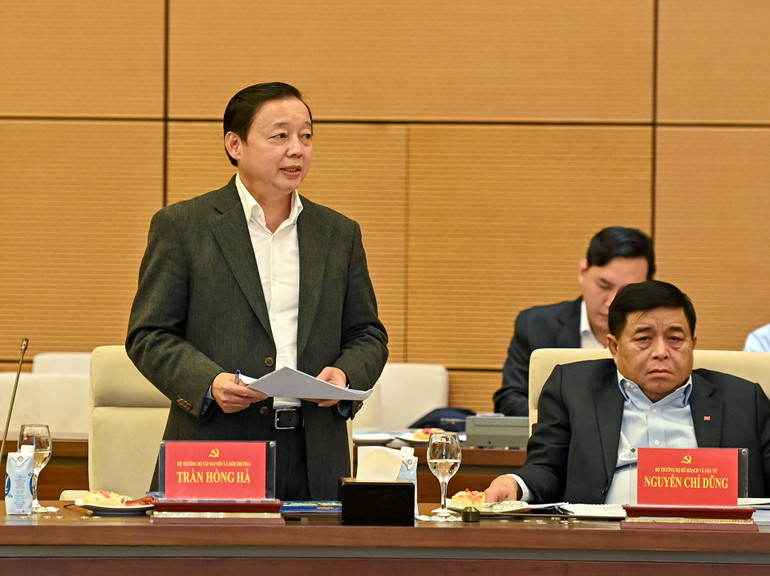 Bộ trưởng Tài nguyên và Môi trường Trần Hồng Hà phát biểu tại buổi làm việc.