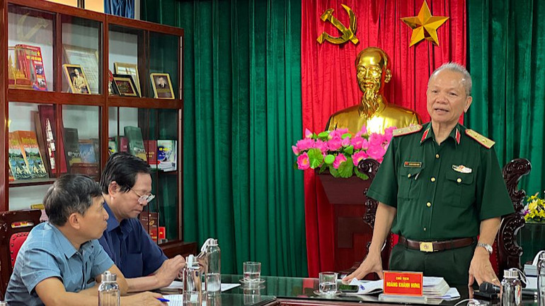 Trung tướng Hoàng Khánh Hưng chia sẻ thông tin tại buổi báo cáo tổng kết Chương trình nhắn tin "Tri ân liệt sĩ 2023".