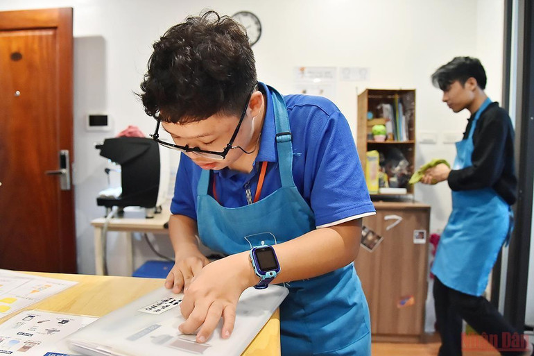 Hầu hết trong các gia đình, những cậu bé, cô bé khuyết tật, khiếm khuyết về trí tuệ luôn nhận được sự ưu ái và bao bọc quá mức dẫn đến thiếu kỹ năng cơ bản trong cuộc sống.