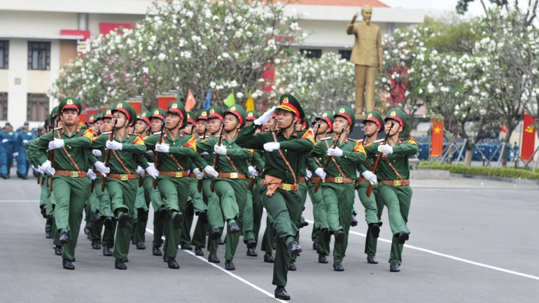 Cán bộ, chiến sĩ lực lượng vũ trang Thành phố Hồ Chí Minh duyệt đội ngũ.