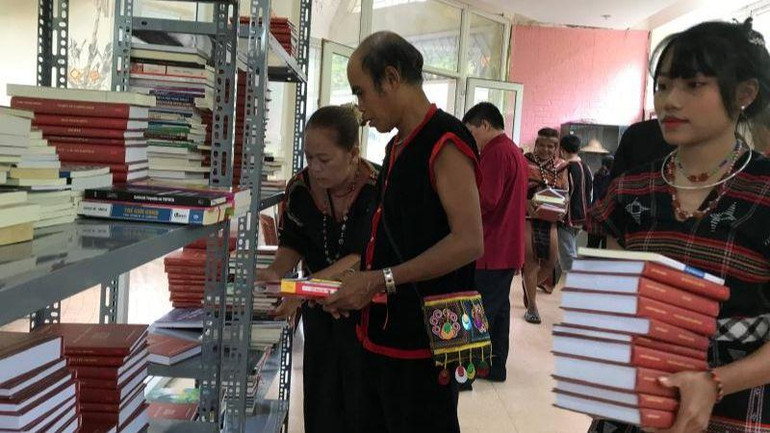 Đồng bào cùng cất sách vào điểm tập kết để hằng ngày có thể đến đọc.