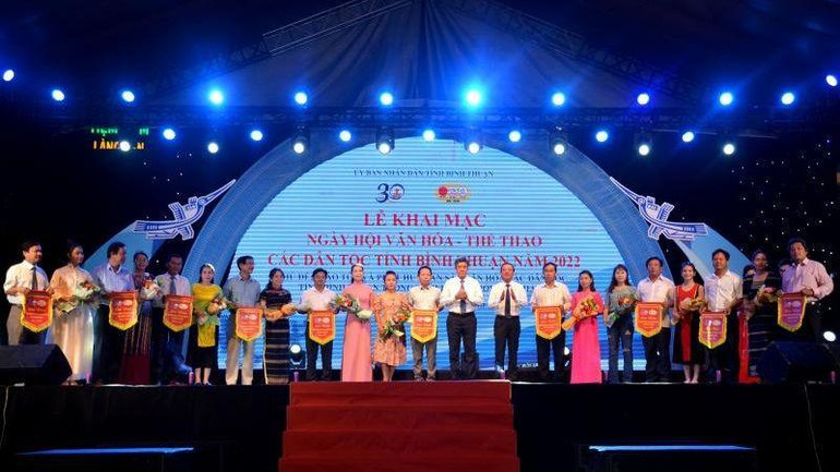 Đại diện lãnh đạo UBND tỉnh Bình Thuận trao Cờ lưu niệm và tặng hoa cho các đoàn nghệ thuật dân gian tham gia Ngày hội Văn hóa, thể thao các dân tộc tỉnh Bình Thuận.