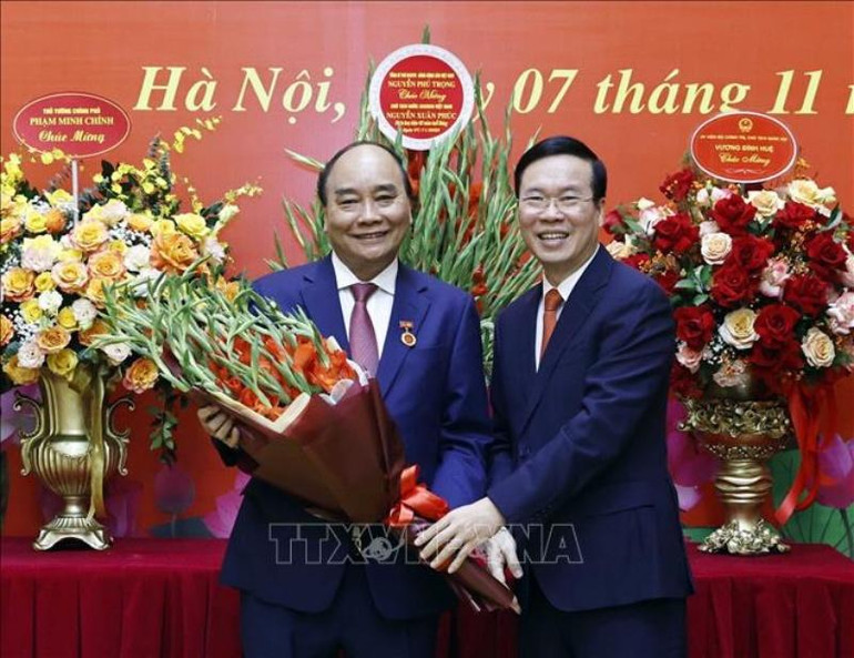 Đồng chí Võ Văn Thưởng, Ủy viên Bộ Chính trị, Thường trực Ban Bí thư trao tặng hoa cho đồng chí Nguyễn Xuân Phúc, Ủy viên Bộ Chính trị, Chủ tịch nước Cộng hòa xã hội chủ nghĩa Việt Nam. (Ảnh: Thống Nhất/TTXVN)
