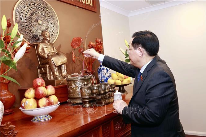 Chủ tịch Quốc hội Vương Đình Huệ dâng hương Chủ tịch Hồ Chí Minh ở Đại sứ quán Việt Nam tại Australia. (Ảnh: Doãn Tấn/TTXVN)