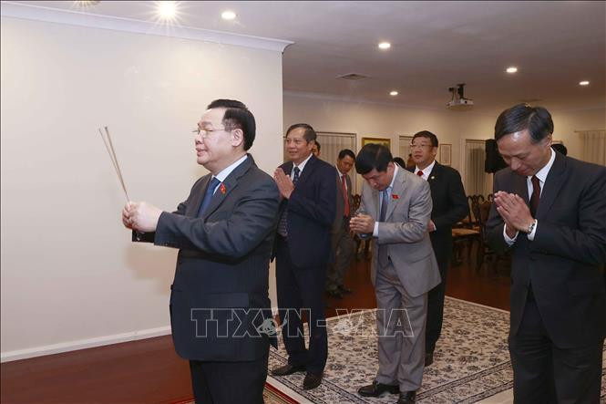 Chủ tịch Quốc hội Vương Đình Huệ dâng hương Chủ tịch Hồ Chí Minh ở Đại sứ quán Việt Nam tại Australia. (Ảnh: Doãn Tấn/TTXVN)