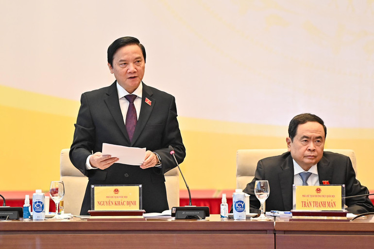 Phó Chủ tịch Quốc hội Nguyễn Khắc Định điều hành nội dung tham luận tại Hội nghị.