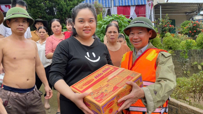 Bộ trưởng Tài nguyên và Môi trường Đỗ Đức Duy trao hỗ trợ cho nhân dân vùng ngập lụt huyện Trấn Yên.