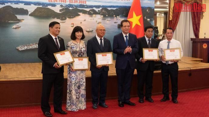 Khen thưởng các cá nhân xuất sắc trong cộng đồng. (Ảnh: Thanh Thể)