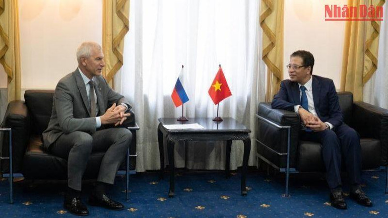 Đại sứ Đặng Minh Khôi gặp Bộ trưởng Thể thao Nga Oleg Matytsin. (Ảnh: Thanh Thể)