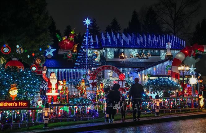 Ngôi nhà được trang hoàng lung linh để chào đón Giáng sinh tại Vancouver, British Columbia, Canada, ngày 22/12/2024. (Ảnh: THX/TTXVN)