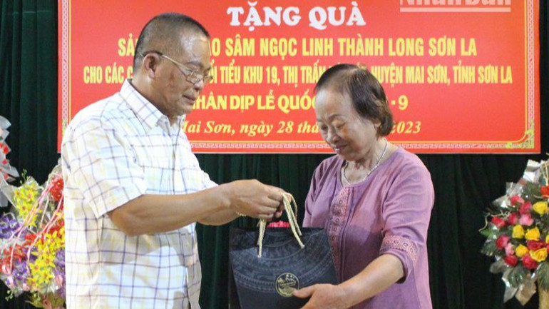 Lãnh đạo Công ty Trách nhiệm hữu hạn một thành viên Đầu tư xây dựng Thành Long tặng sản phẩm cao sâm Ngọc Linh cho một bệnh nhân đang điều trị ung thư.