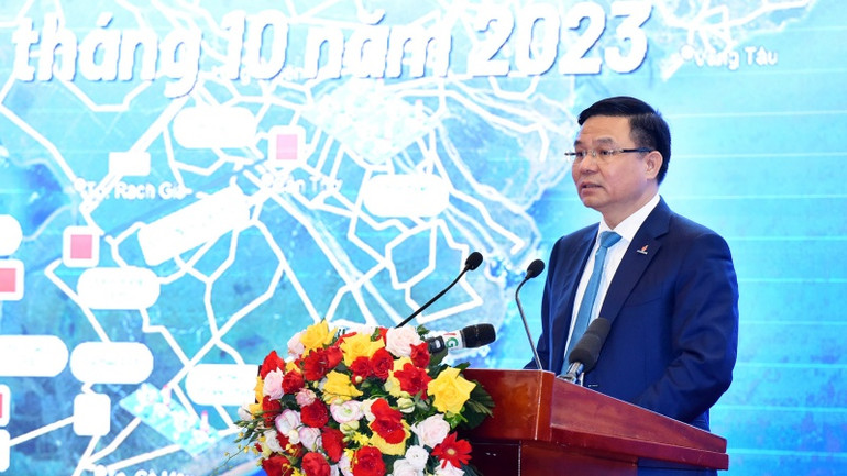 Tổng Giám đốc Tập đoàn Dầu khí quốc gia Việt Nam Lê Mạnh Hùng báo cáo về chuỗi dự án khí điện Lô B - Ô Môn. Tổng Giám đốc Tập đoàn Dầu khí quốc gia Việt Nam Lê Mạnh Hùng báo cáo về chuỗi dự án khí điện Lô B - Ô Môn.