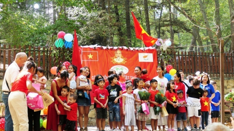 Tặng hoa và quà cho các cháu thiếu nhi biểu diễn văn nghệ tại sự kiện. (Ảnh: TTXVN)