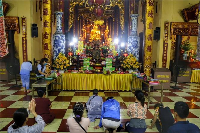 Cầu khấn nhân mùa Vu Lan tại chùa Quán Sứ.