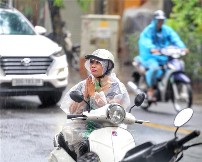 Nhiều người không thể vào bên trong nên đứng ngoài vái vọng tại chùa Quán Sứ.