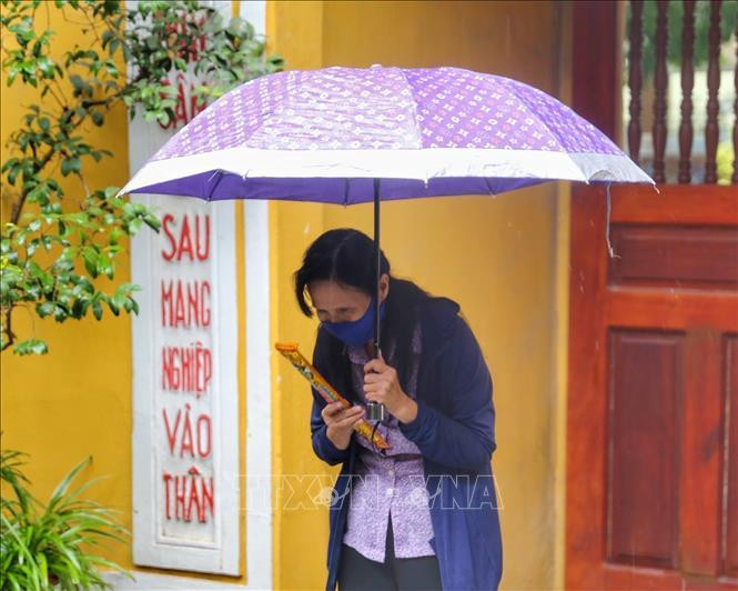 Thành tâm cầu khấn dù trời mưa to.