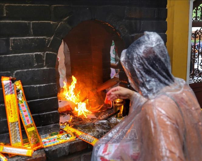 Hóa vàng sau khi làm lễ tại chùa Quán Sứ.