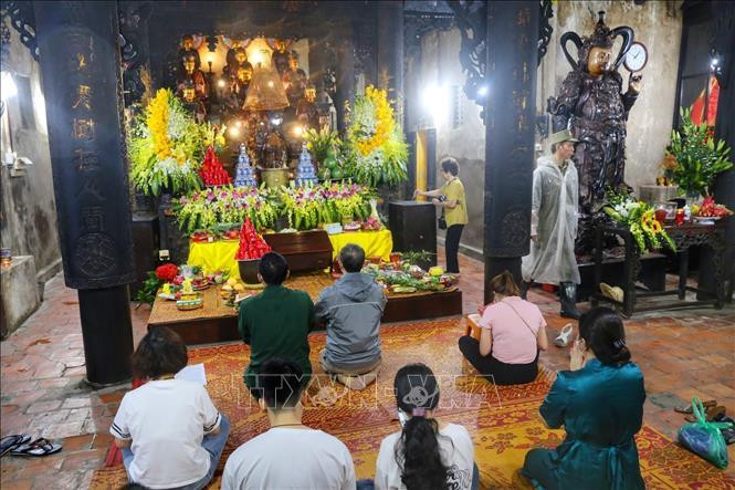 Thành tâm cầu khấn tại chùa Phúc Khánh.