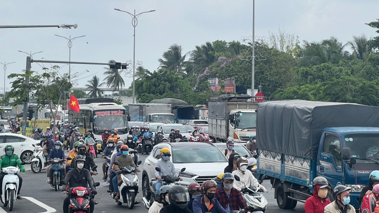 Cửa ngõ vào trung tâm thành phố Bến Tre (xã Sơn Đông, thành phố Bến Tre) cũng chật kín phương tiện tham gia giao thông.