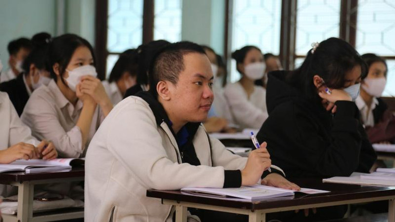 Sinh viên Nguyễn Văn Thắm trong giờ học.